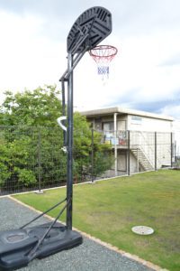お庭づくり　バスケットゴールと高さのあるメッシュフェンス