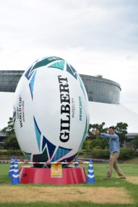 熊本市運動公園内のモニュメントと社長