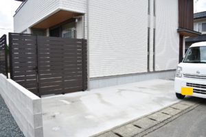 外構工事完了後の　熊本市東区　T様邸　目隠しフェンスと駐車スペース