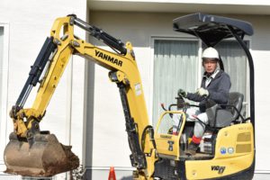 外構工事　ユンボで施工中