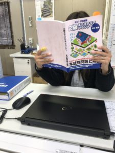 エクステリアプランナー試験　テキストを熟読するスタッフ