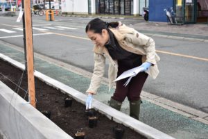 苗を配置する　ガーデナー永村裕子先生