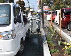 社長からスタッフへ散水方法のレクチャー