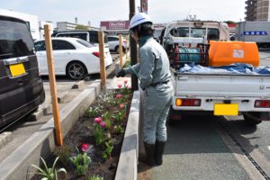 工事部スタッフによる花壇の水やり