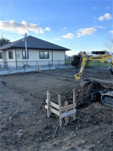 お庭のリフォーム工事中　床掘り