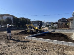 お庭のリフォーム工事中　黒土・培養土搬入